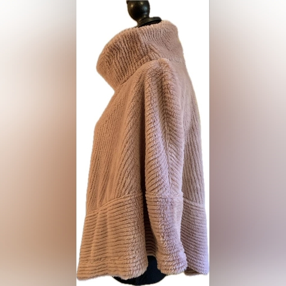 Marc New York Andrew Marc Super Soft Light Pink Faux Fur Poncho Size L / XL - Picture 4 of 8